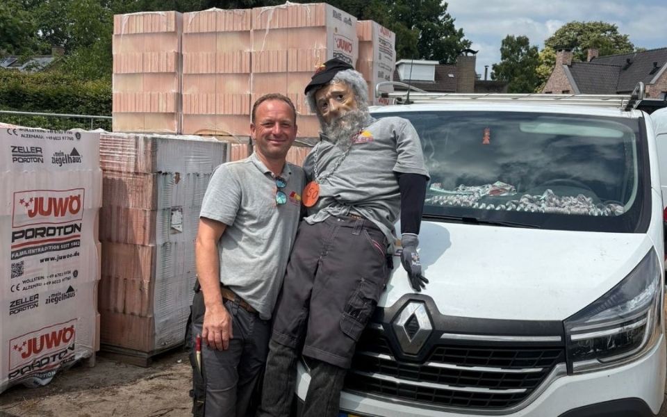 Raimond letterlijk in het zonnetje!